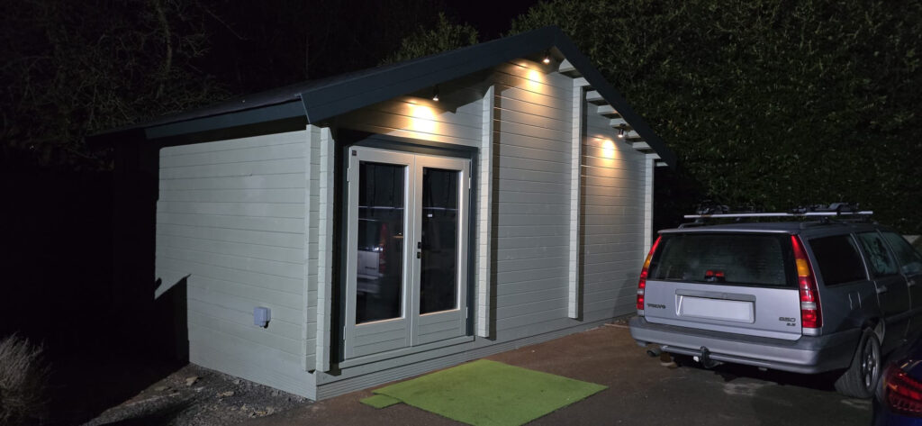 Hybrid cabin with wide simulator wall